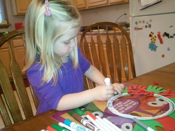 Lauren traces the center of her wreath with markers.